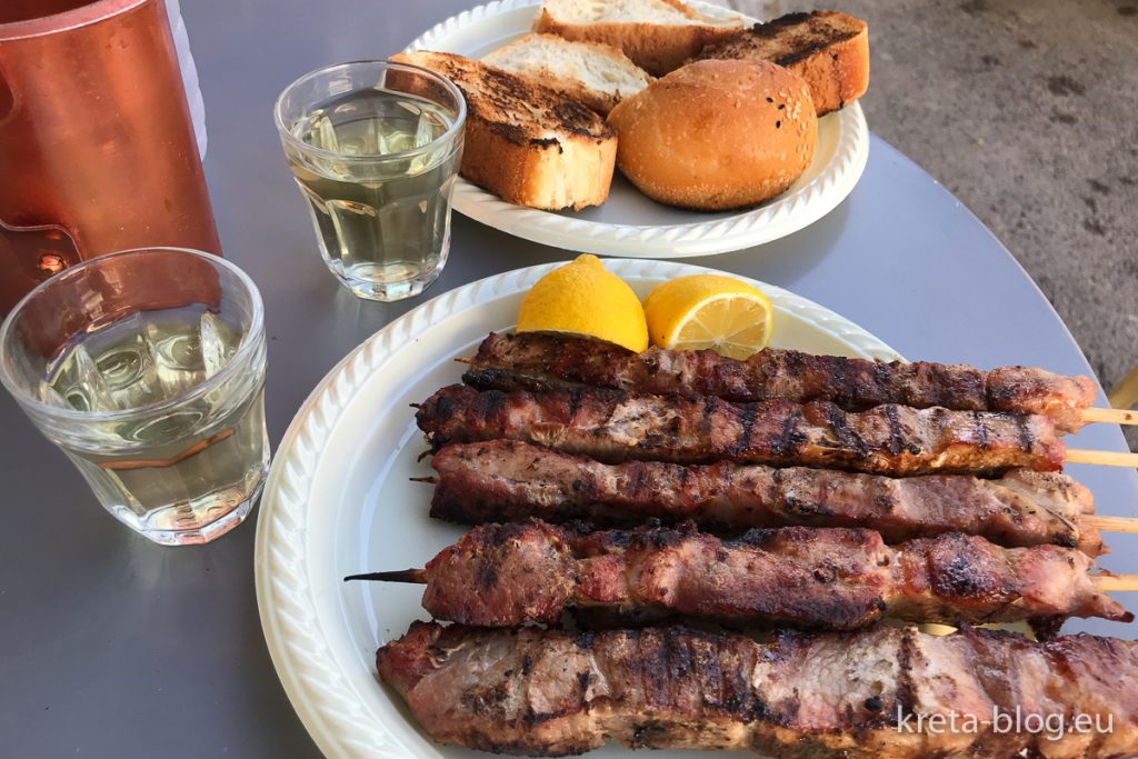Souvlaki - Ein typisches Essen auf dem kretischen Wochenmarkt
