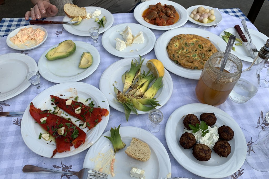 Üppige Tavel im Restaurant Sigelakis, Sivas, Süd-Kreta